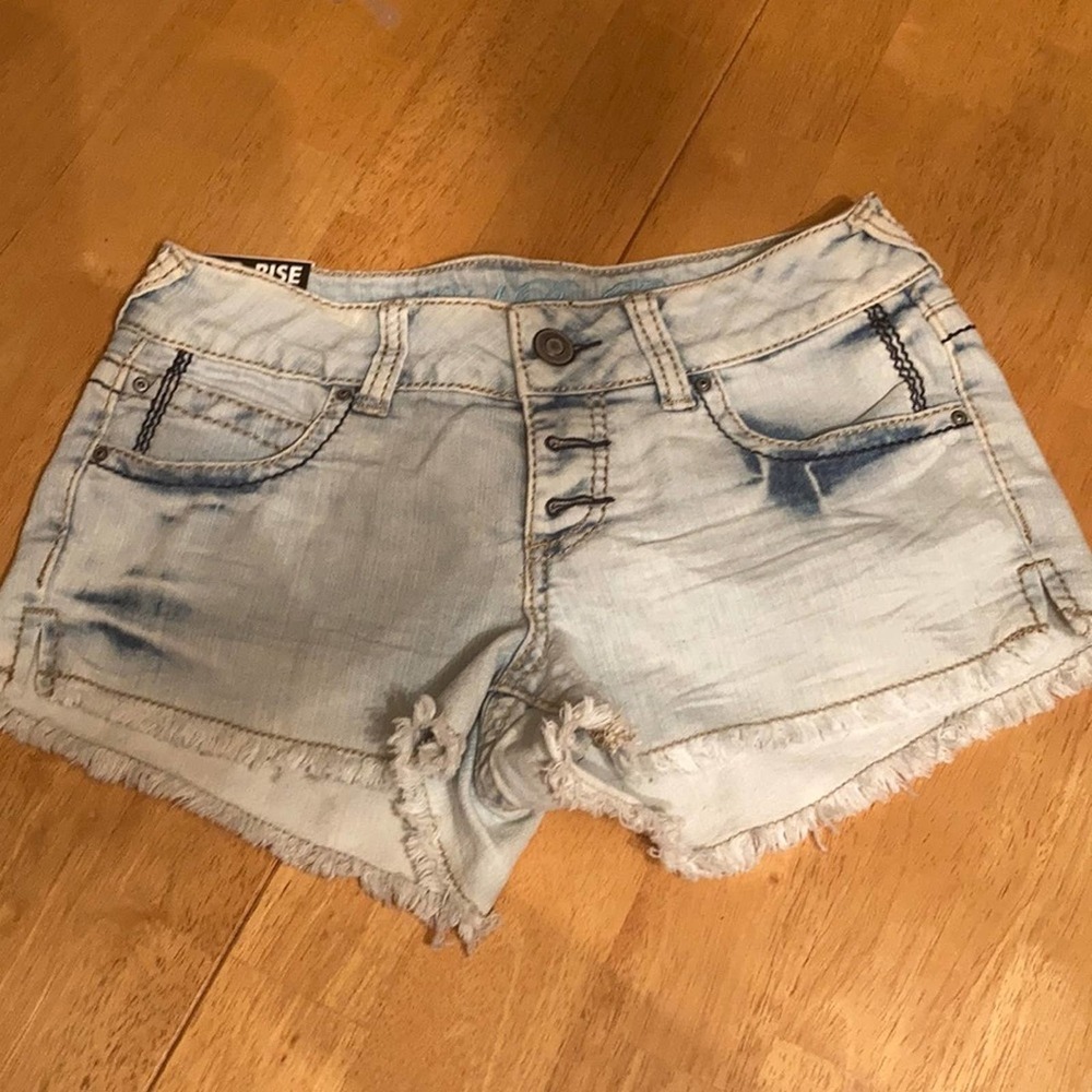 Rebel By Right Mid Rise Cut off Shorts NWT - Picture 1 of 9